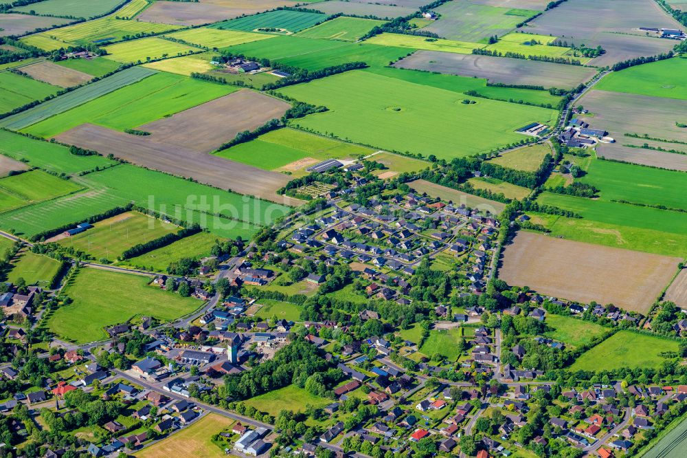 Luftaufnahme Achtrup - Ortsansicht am Rande von landwirtschaftlichen Feldern in Achtrup im Bundesland Schleswig-Holstein, Deutschland