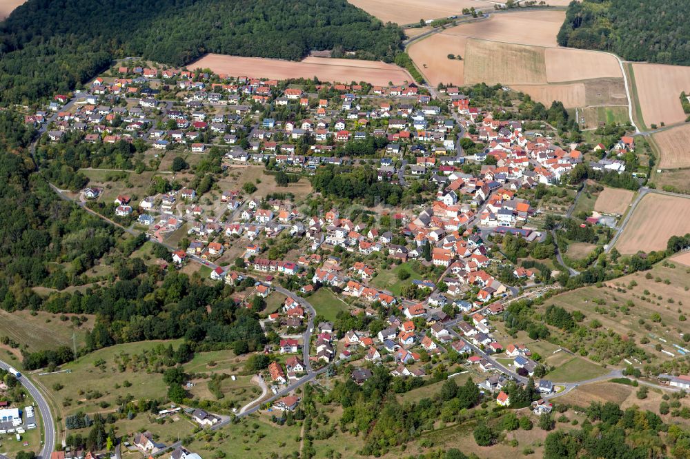 Adelsberg aus der Vogelperspektive: Ortsansicht am Rande von landwirtschaftlichen Feldern in Adelsberg im Bundesland Bayern, Deutschland