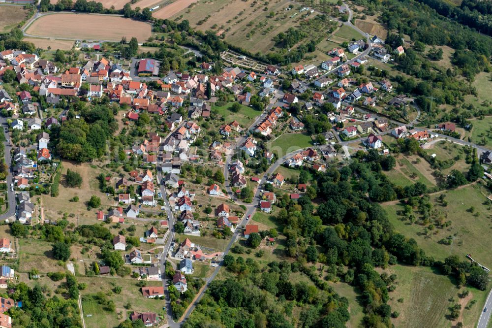 Luftbild Adelsberg - Ortsansicht am Rande von landwirtschaftlichen Feldern in Adelsberg im Bundesland Bayern, Deutschland