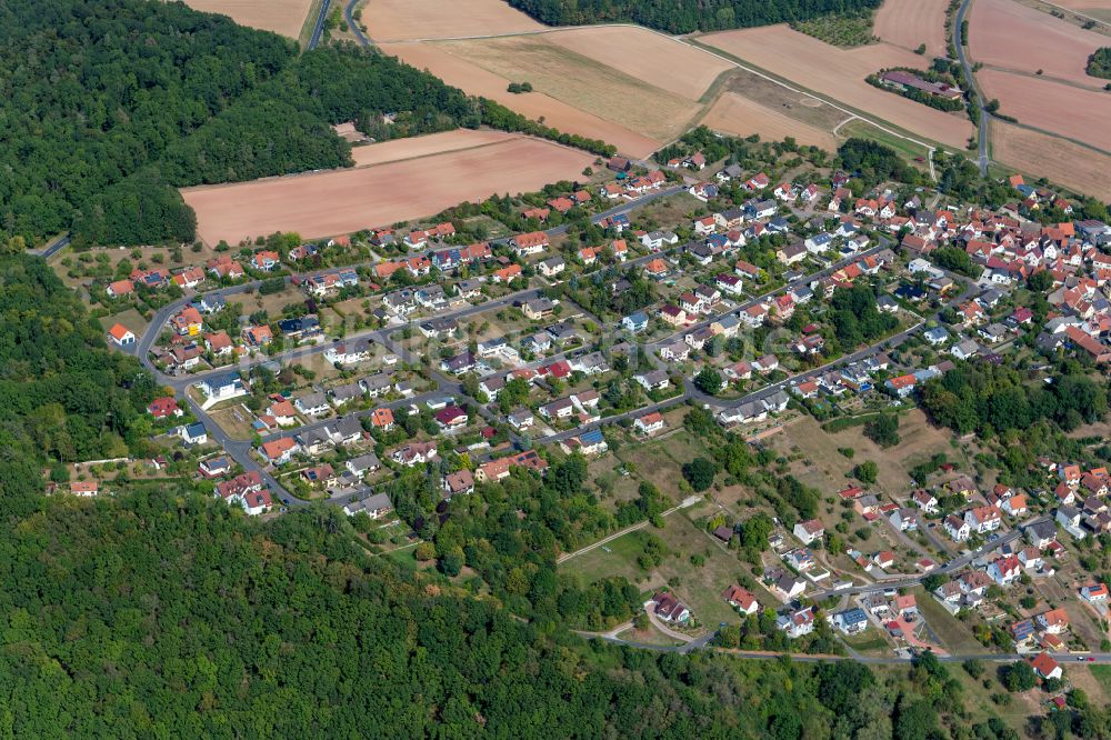 Luftaufnahme Adelsberg - Ortsansicht am Rande von landwirtschaftlichen Feldern in Adelsberg im Bundesland Bayern, Deutschland