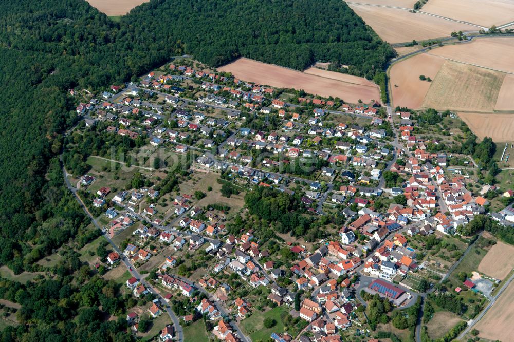 Luftbild Adelsberg - Ortsansicht am Rande von landwirtschaftlichen Feldern in Adelsberg im Bundesland Bayern, Deutschland