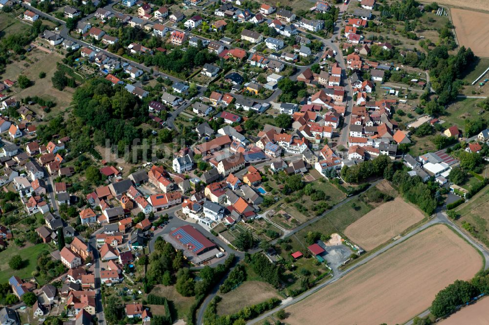 Luftaufnahme Adelsberg - Ortsansicht am Rande von landwirtschaftlichen Feldern in Adelsberg im Bundesland Bayern, Deutschland