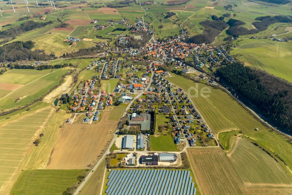 Adorf von oben - Ortsansicht am Rande von landwirtschaftlichen Feldern in Adorf im Bundesland Hessen, Deutschland