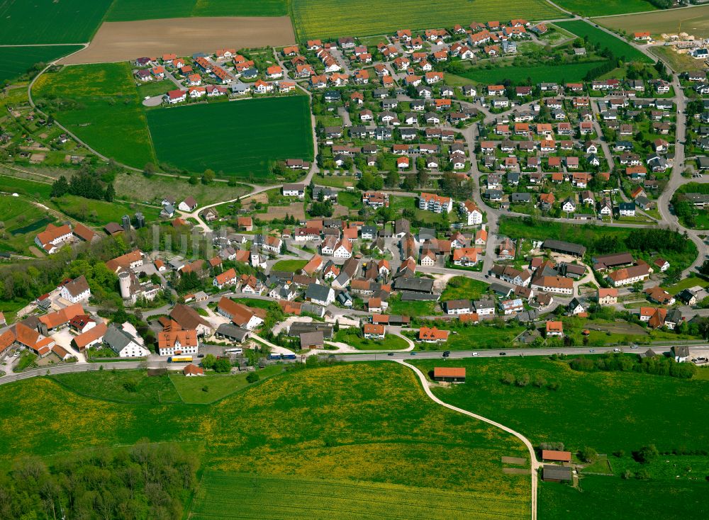 Albeck aus der Vogelperspektive: Ortsansicht am Rande von landwirtschaftlichen Feldern in Albeck im Bundesland Baden-Württemberg, Deutschland