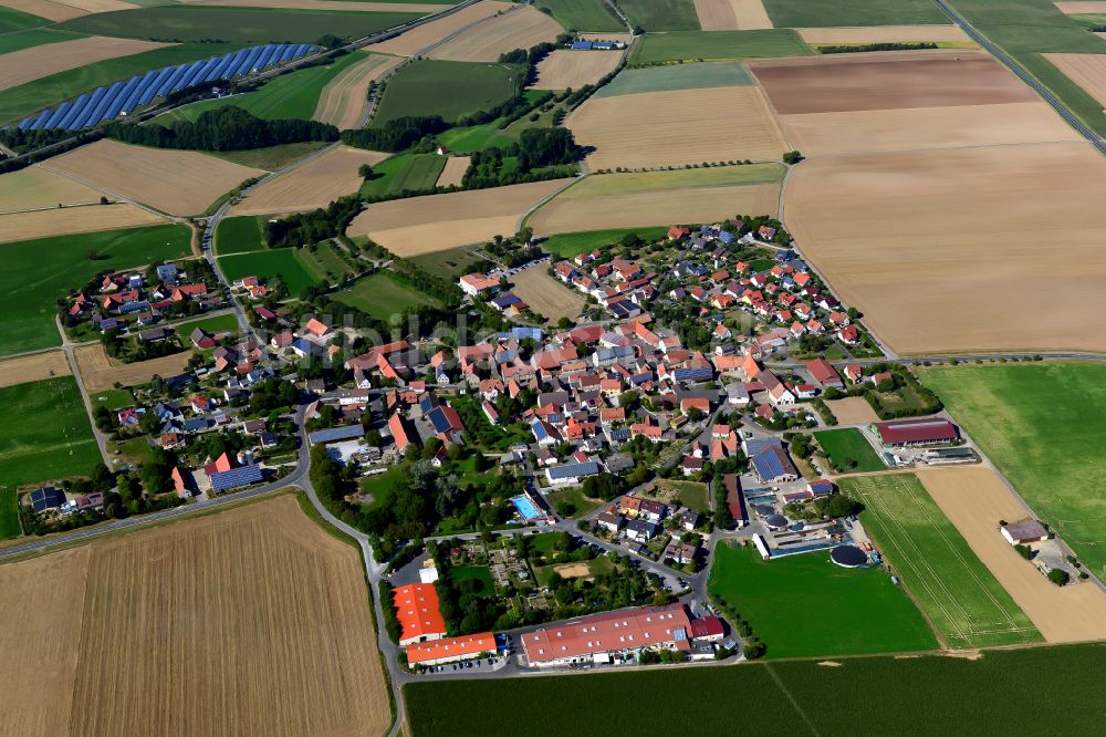 Luftbild Albertshausen - Ortsansicht am Rande von landwirtschaftlichen Feldern in Albertshausen im Bundesland Bayern, Deutschland