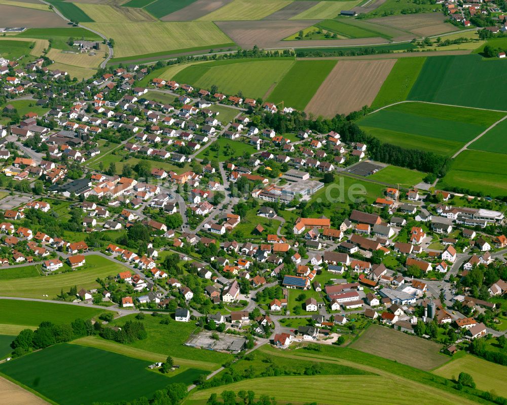 Alberweiler aus der Vogelperspektive: Ortsansicht am Rande von landwirtschaftlichen Feldern in Alberweiler im Bundesland Baden-Württemberg, Deutschland