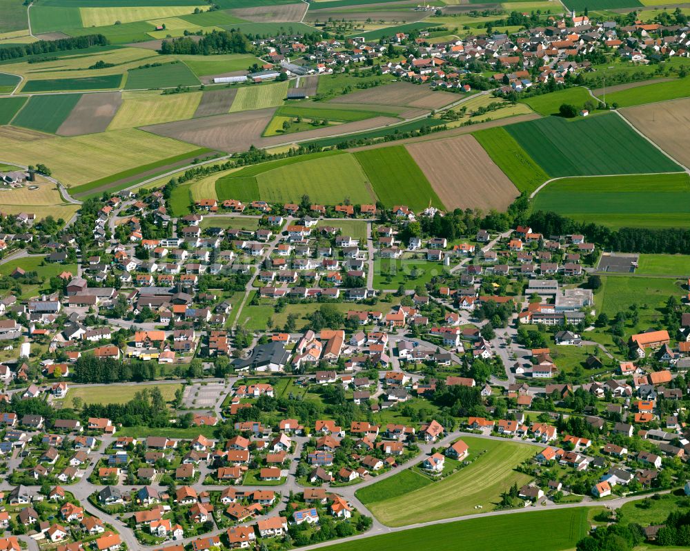 Luftaufnahme Alberweiler - Ortsansicht am Rande von landwirtschaftlichen Feldern in Alberweiler im Bundesland Baden-Württemberg, Deutschland