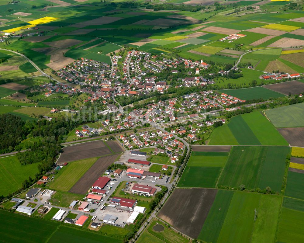 Alberweiler aus der Vogelperspektive: Ortsansicht am Rande von landwirtschaftlichen Feldern in Alberweiler im Bundesland Baden-Württemberg, Deutschland