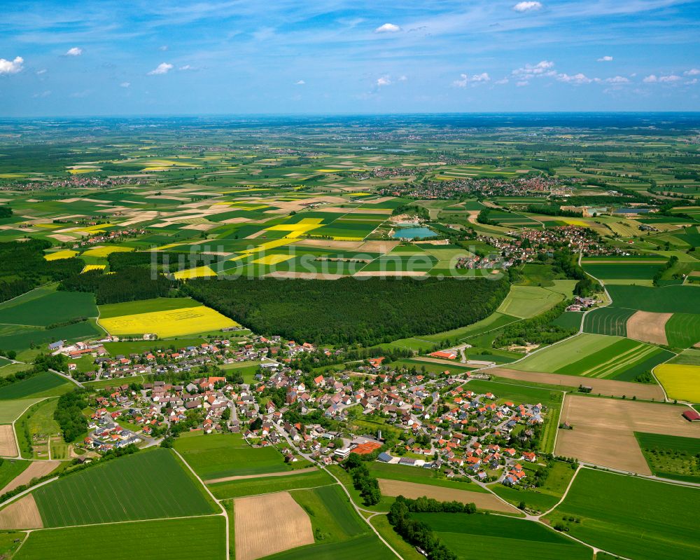 Luftaufnahme Alberweiler - Ortsansicht am Rande von landwirtschaftlichen Feldern in Alberweiler im Bundesland Baden-Württemberg, Deutschland