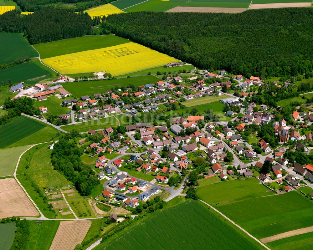 Alberweiler aus der Vogelperspektive: Ortsansicht am Rande von landwirtschaftlichen Feldern in Alberweiler im Bundesland Baden-Württemberg, Deutschland