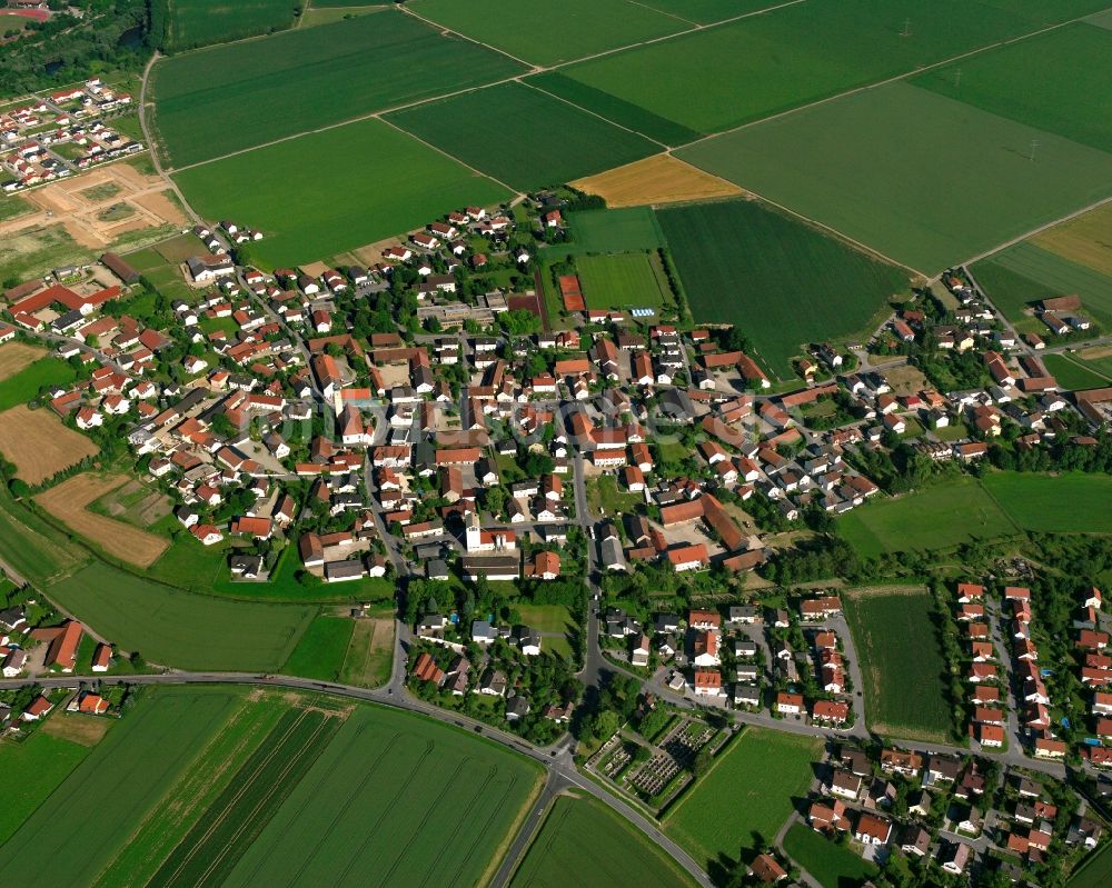 Luftaufnahme Alburg - Ortsansicht am Rande von landwirtschaftlichen Feldern in Alburg im Bundesland Bayern, Deutschland