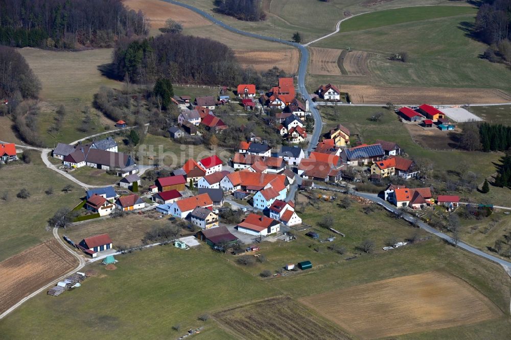 Allersdorf von oben - Ortsansicht am Rande von landwirtschaftlichen Feldern in Allersdorf im Bundesland Bayern, Deutschland