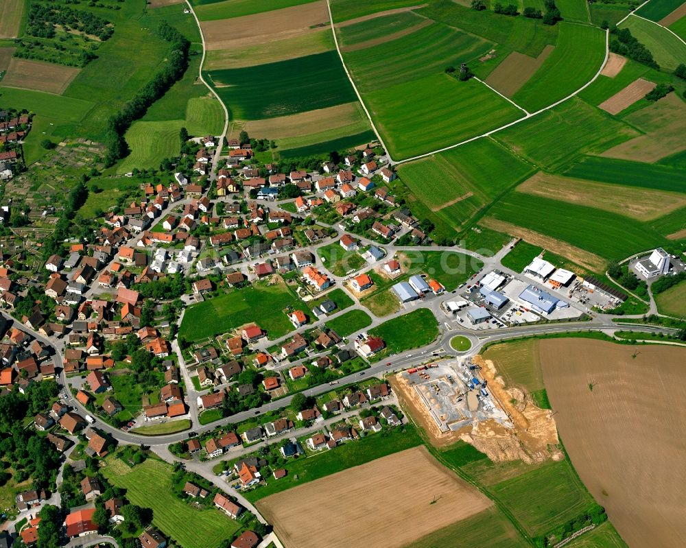 Luftaufnahme Allmersbach im Tal - Ortsansicht am Rande von landwirtschaftlichen Feldern in Allmersbach im Tal im Bundesland Baden-Württemberg, Deutschland