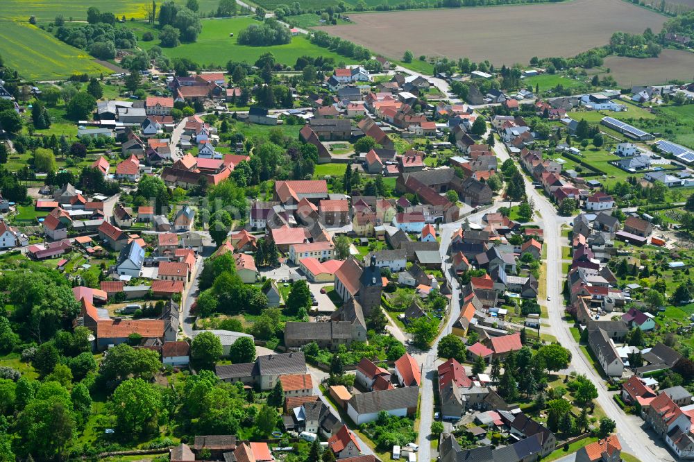 Allstedt aus der Vogelperspektive: Ortsansicht am Rande von landwirtschaftlichen Feldern in Allstedt im Bundesland Sachsen-Anhalt, Deutschland