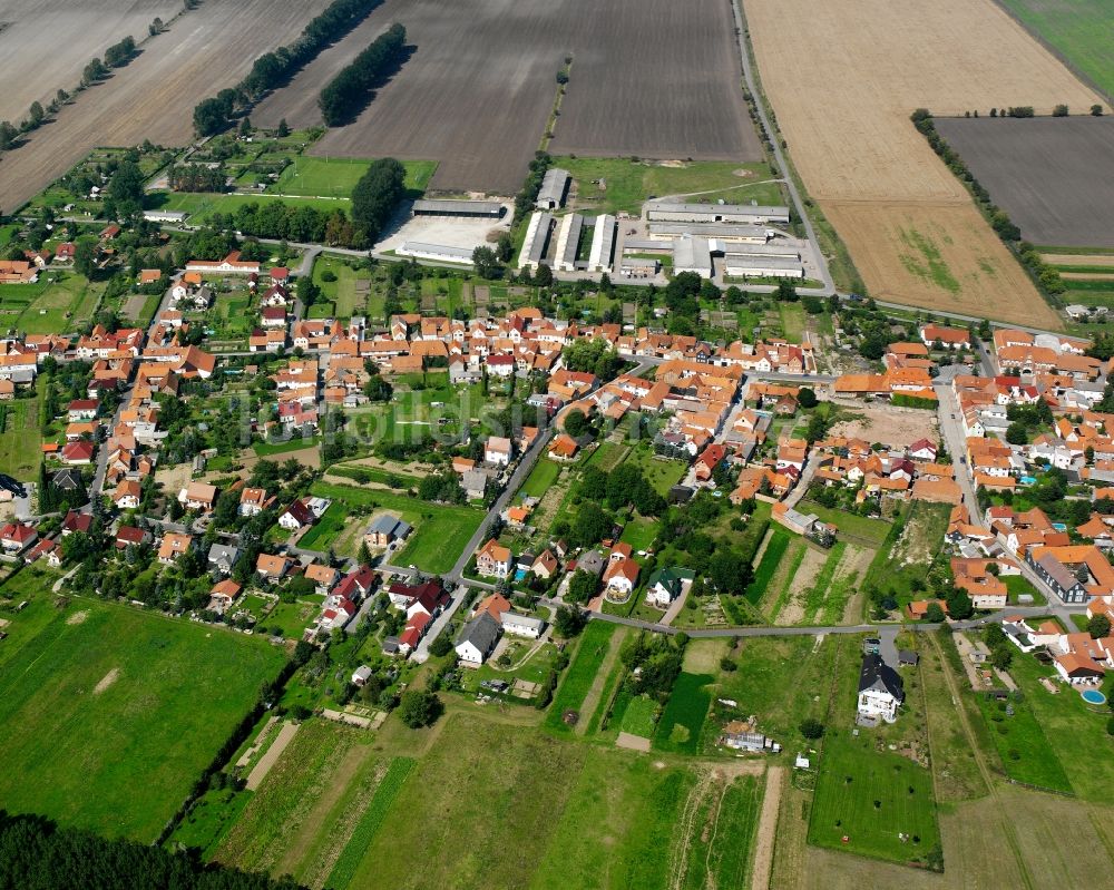 Altengottern von oben - Ortsansicht am Rande von landwirtschaftlichen Feldern in Altengottern im Bundesland Thüringen, Deutschland