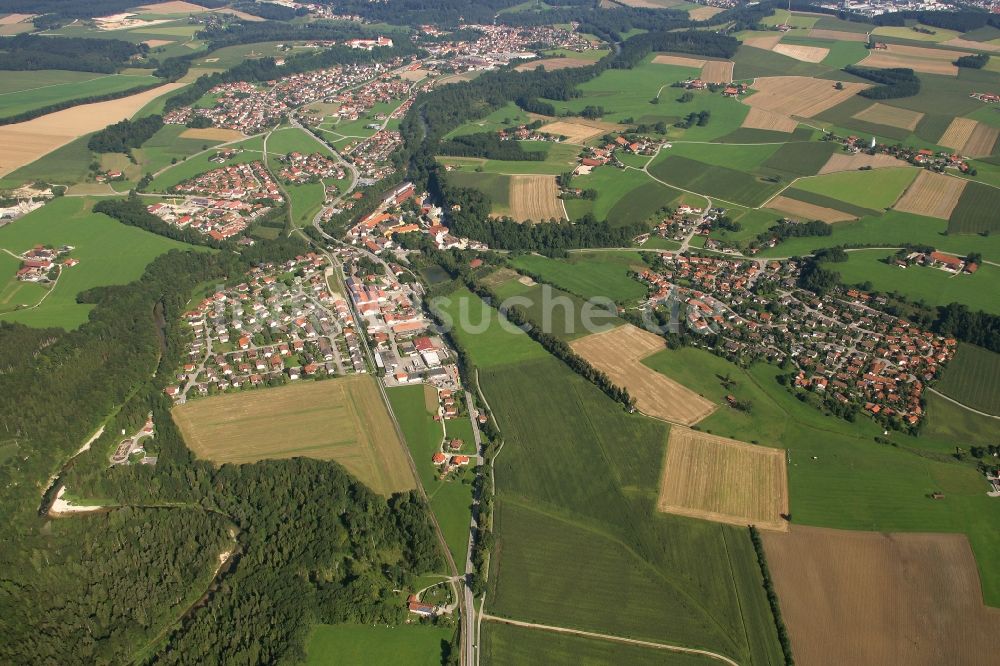 Altenmarkt an der Alz von oben - Ortsansicht am Rande von landwirtschaftlichen Feldern in Altenmarkt an der Alz im Bundesland Bayern, Deutschland