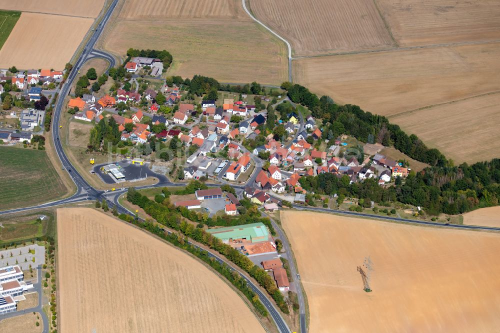 Luftaufnahme Altfeld - Ortsansicht am Rande von landwirtschaftlichen Feldern in Altfeld im Bundesland Bayern, Deutschland