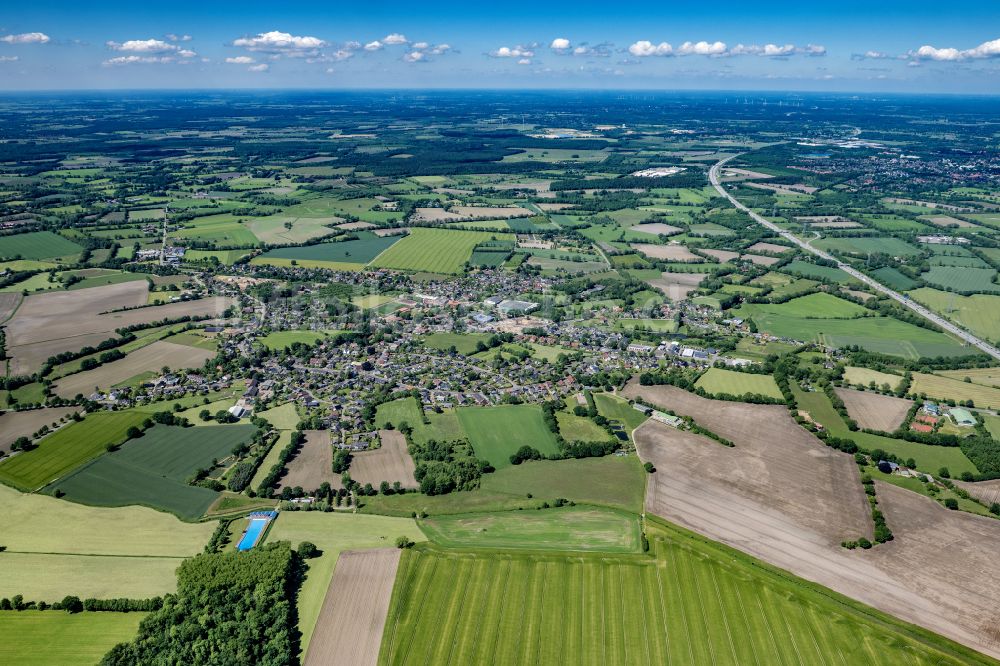 Alveslohe von oben - Ortsansicht am Rande von landwirtschaftlichen Feldern in Alveslohe im Bundesland Schleswig-Holstein, Deutschland