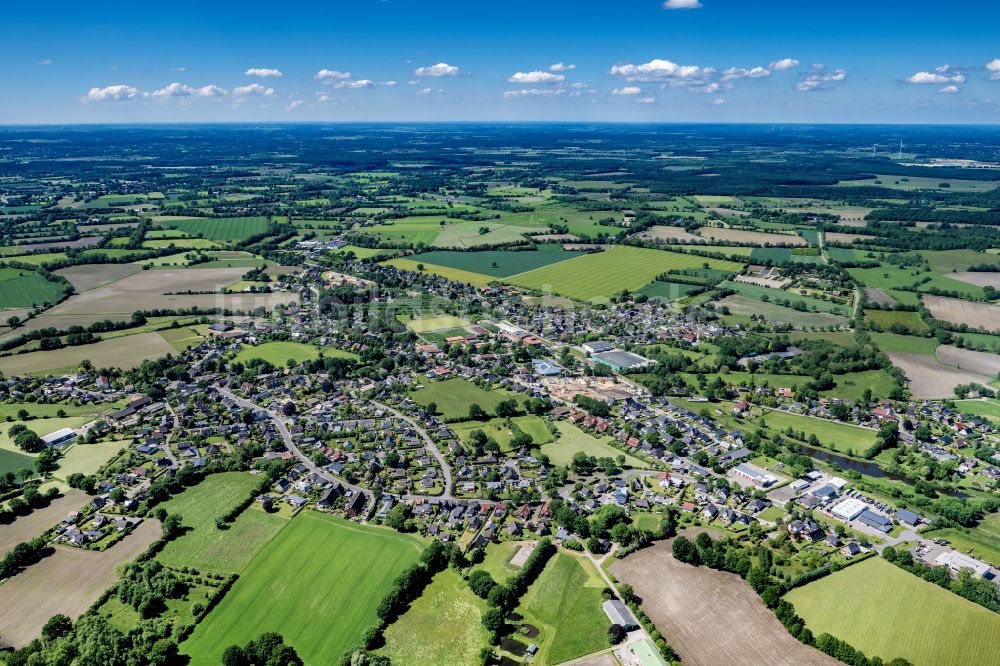 Alveslohe von oben - Ortsansicht am Rande von landwirtschaftlichen Feldern in Alveslohe im Bundesland Schleswig-Holstein, Deutschland