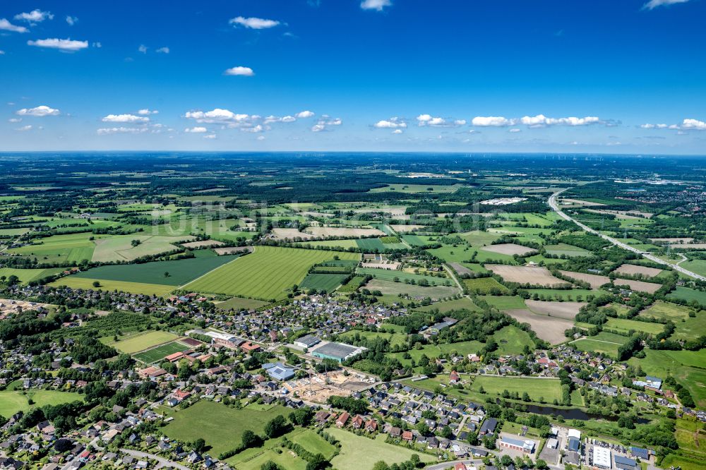 Alveslohe aus der Vogelperspektive: Ortsansicht am Rande von landwirtschaftlichen Feldern in Alveslohe im Bundesland Schleswig-Holstein, Deutschland