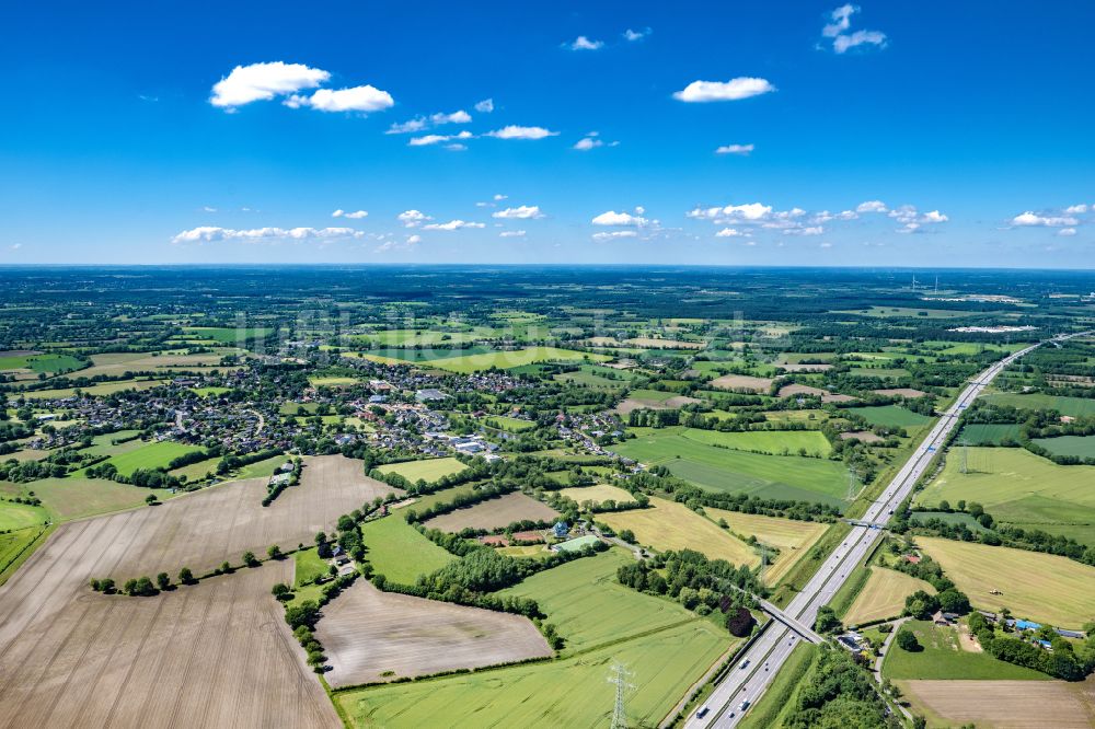 Luftaufnahme Alveslohe - Ortsansicht am Rande von landwirtschaftlichen Feldern in Alveslohe im Bundesland Schleswig-Holstein, Deutschland