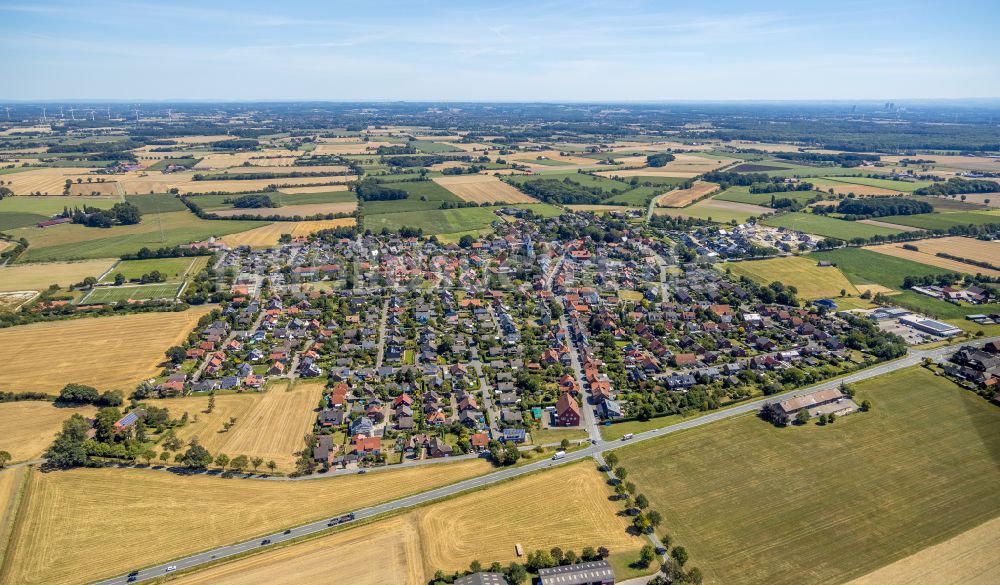 Luftaufnahme Ameke - Ortsansicht am Rande von landwirtschaftlichen Feldern in Ameke im Bundesland Nordrhein-Westfalen, Deutschland