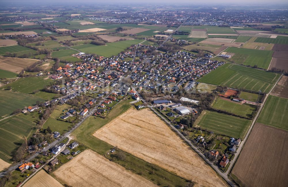 Ampen aus der Vogelperspektive: Ortsansicht am Rande von landwirtschaftlichen Feldern in Ampen im Bundesland Nordrhein-Westfalen, Deutschland