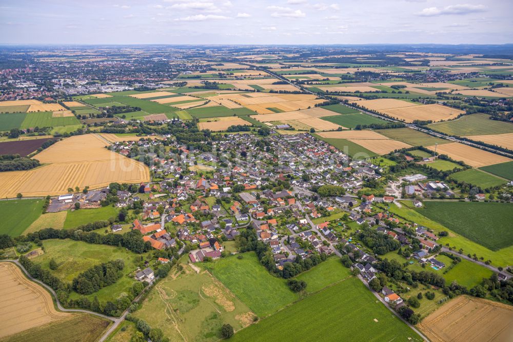 Ampen von oben - Ortsansicht am Rande von landwirtschaftlichen Feldern in Ampen im Bundesland Nordrhein-Westfalen, Deutschland