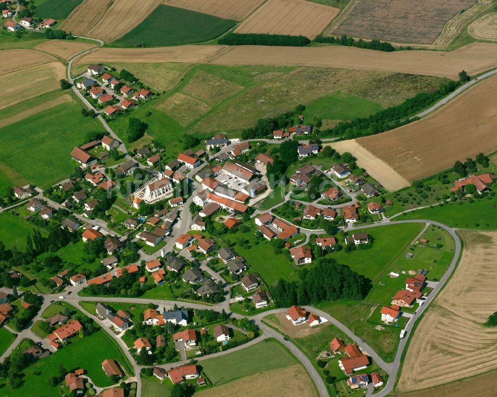 Luftaufnahme Amsham - Ortsansicht am Rande von landwirtschaftlichen Feldern in Amsham im Bundesland Bayern, Deutschland