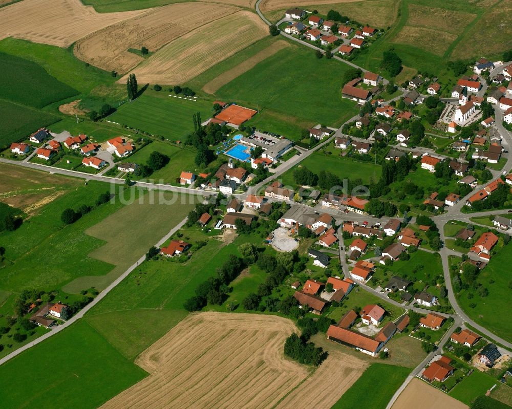 Amsham von oben - Ortsansicht am Rande von landwirtschaftlichen Feldern in Amsham im Bundesland Bayern, Deutschland