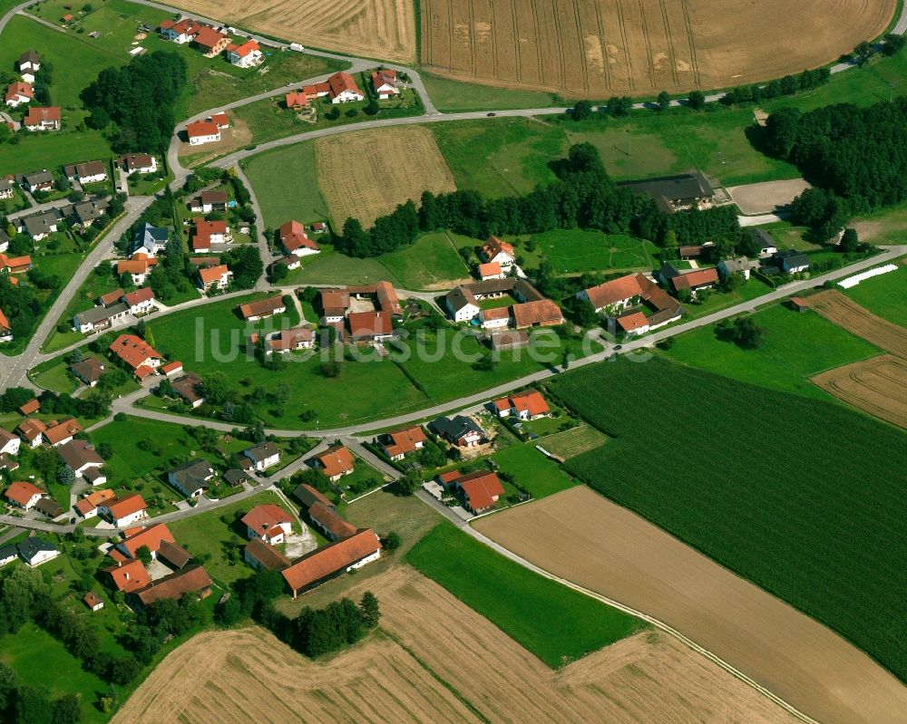 Amsham aus der Vogelperspektive: Ortsansicht am Rande von landwirtschaftlichen Feldern in Amsham im Bundesland Bayern, Deutschland