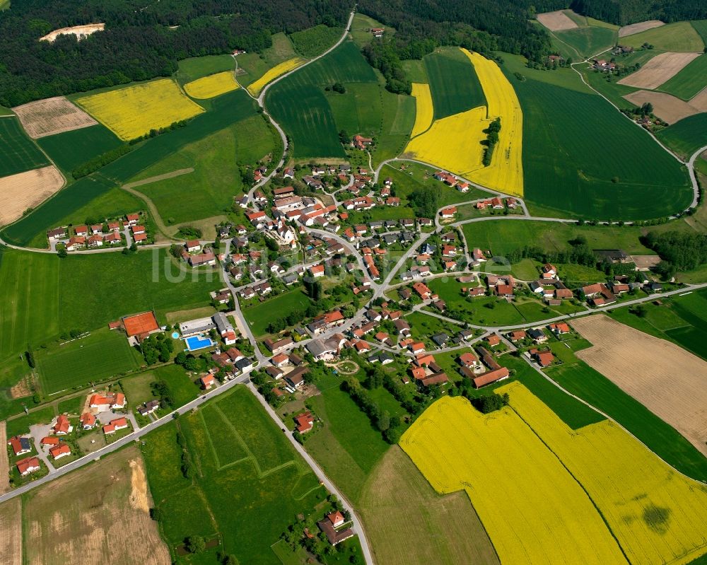 Luftbild Amsham - Ortsansicht am Rande von landwirtschaftlichen Feldern in Amsham im Bundesland Bayern, Deutschland