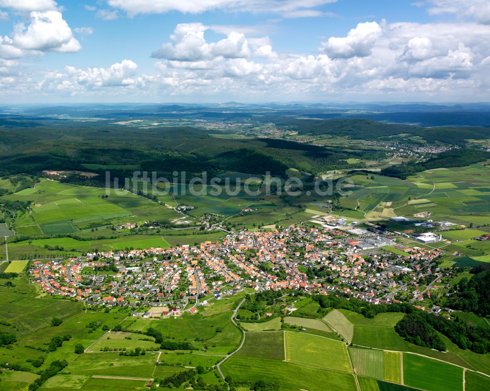 Luftaufnahme Angersbach - Ortsansicht am Rande von landwirtschaftlichen Feldern in Angersbach im Bundesland Hessen, Deutschland