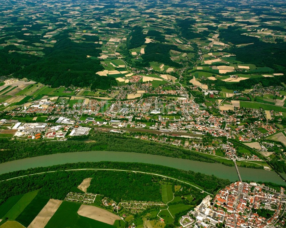 Luftaufnahme Antersdorf - Ortsansicht am Rande von landwirtschaftlichen Feldern in Antersdorf im Bundesland Bayern, Deutschland