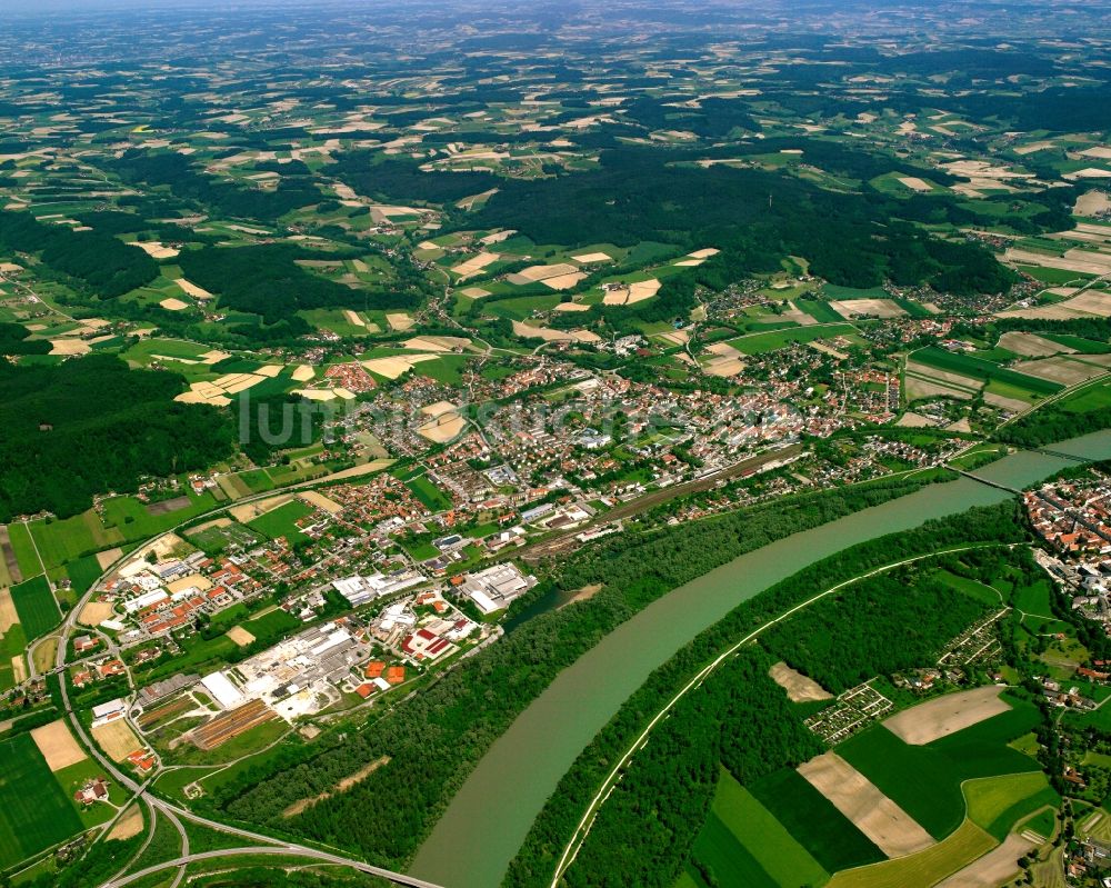 Antersdorf aus der Vogelperspektive: Ortsansicht am Rande von landwirtschaftlichen Feldern in Antersdorf im Bundesland Bayern, Deutschland