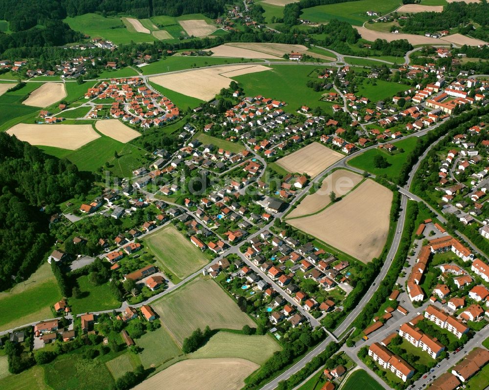 Antersdorf aus der Vogelperspektive: Ortsansicht am Rande von landwirtschaftlichen Feldern in Antersdorf im Bundesland Bayern, Deutschland