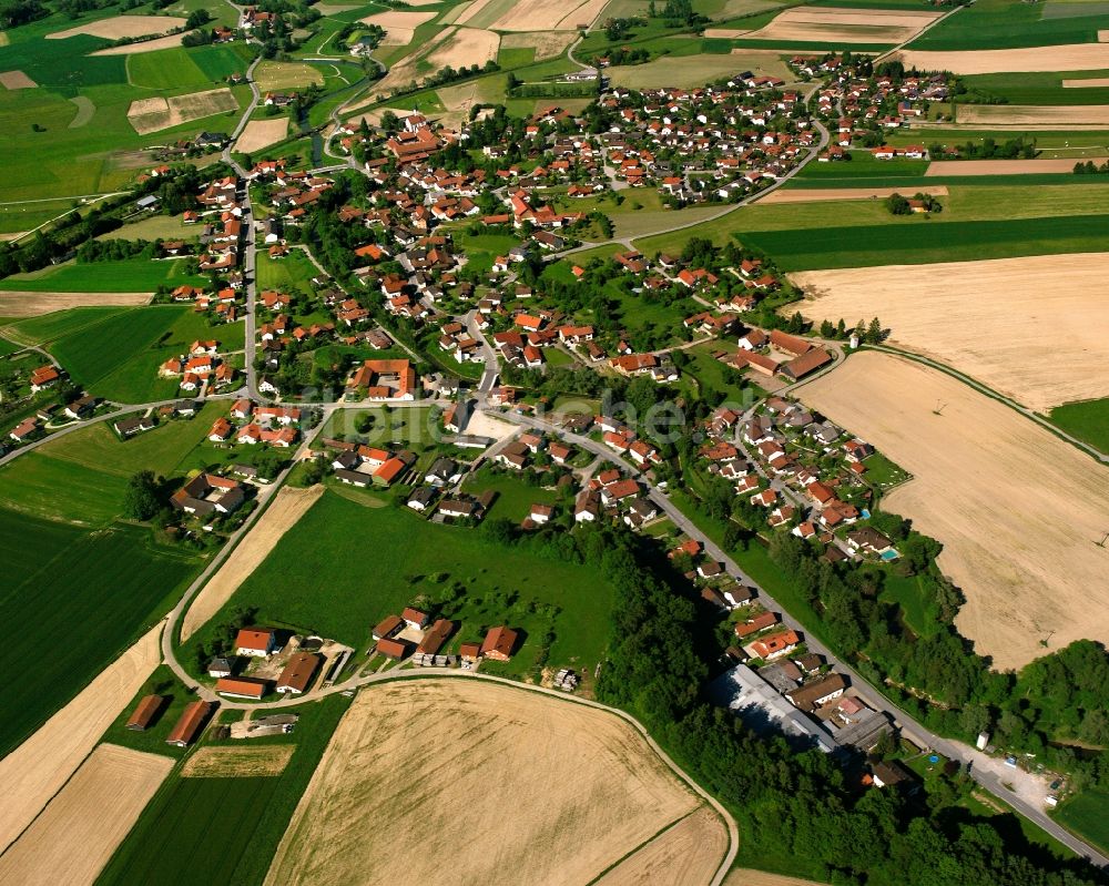 Luftaufnahme Anzenkirchen - Ortsansicht am Rande von landwirtschaftlichen Feldern in Anzenkirchen im Bundesland Bayern, Deutschland