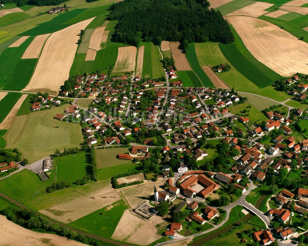 Anzenkirchen von oben - Ortsansicht am Rande von landwirtschaftlichen Feldern in Anzenkirchen im Bundesland Bayern, Deutschland