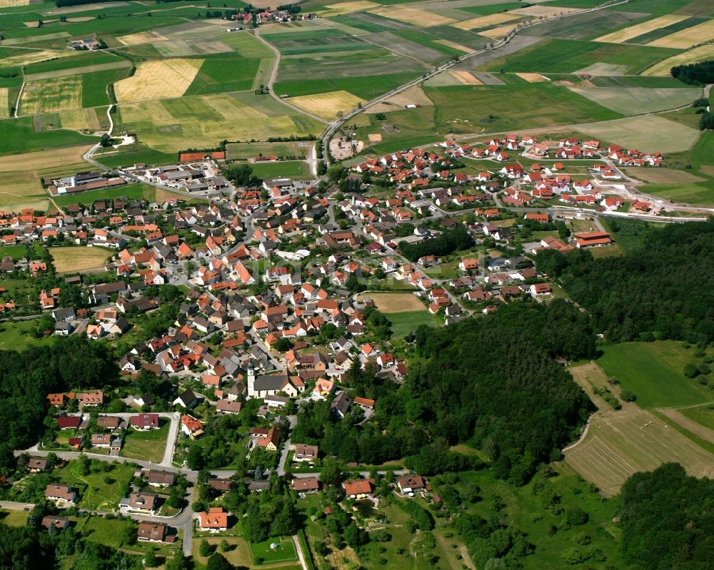 Luftaufnahme Arberg - Ortsansicht am Rande von landwirtschaftlichen Feldern in Arberg im Bundesland Bayern, Deutschland