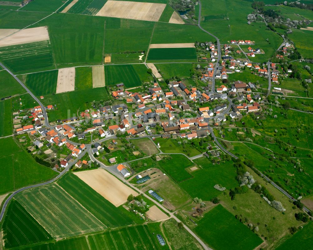 Arnshain aus der Vogelperspektive: Ortsansicht am Rande von landwirtschaftlichen Feldern in Arnshain im Bundesland Hessen, Deutschland