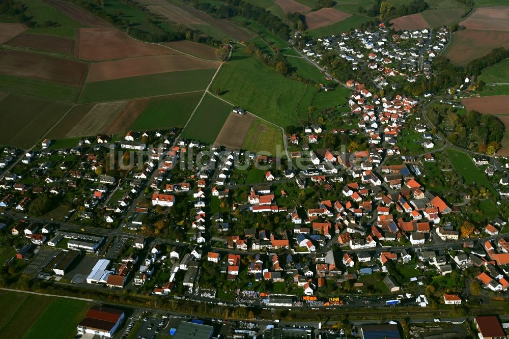 Asbach von oben - Ortsansicht am Rande von landwirtschaftlichen Feldern in Asbach im Bundesland Hessen, Deutschland