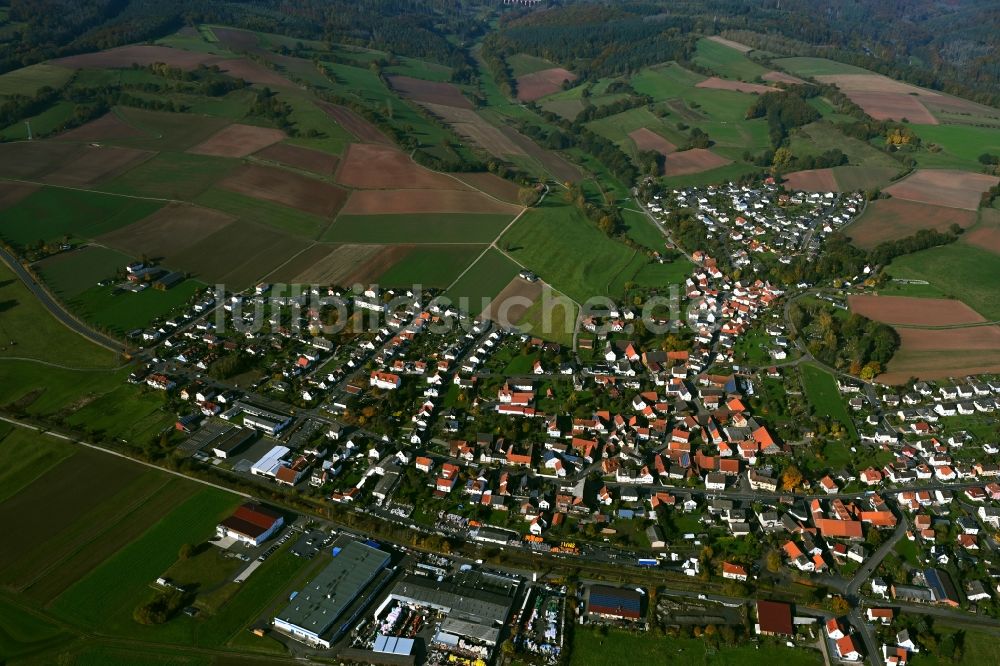 Asbach aus der Vogelperspektive: Ortsansicht am Rande von landwirtschaftlichen Feldern in Asbach im Bundesland Hessen, Deutschland