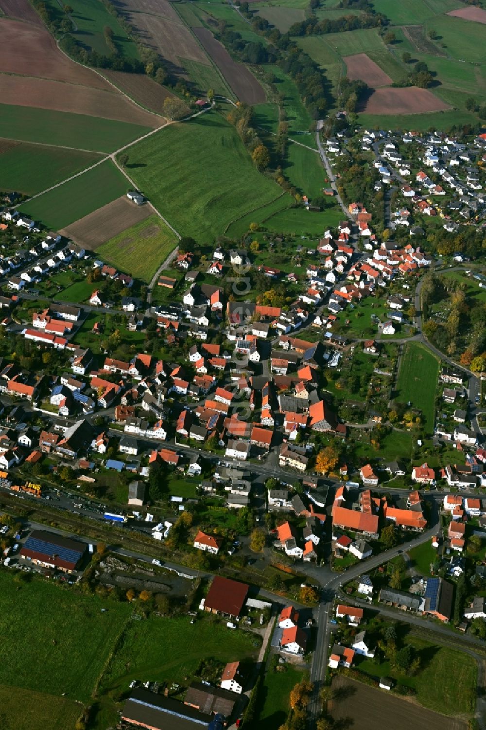 Luftaufnahme Asbach - Ortsansicht am Rande von landwirtschaftlichen Feldern in Asbach im Bundesland Hessen, Deutschland