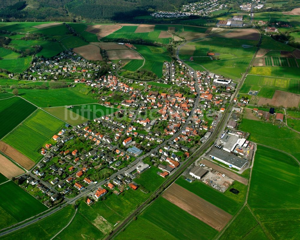 Luftbild Asbach - Ortsansicht am Rande von landwirtschaftlichen Feldern in Asbach im Bundesland Hessen, Deutschland