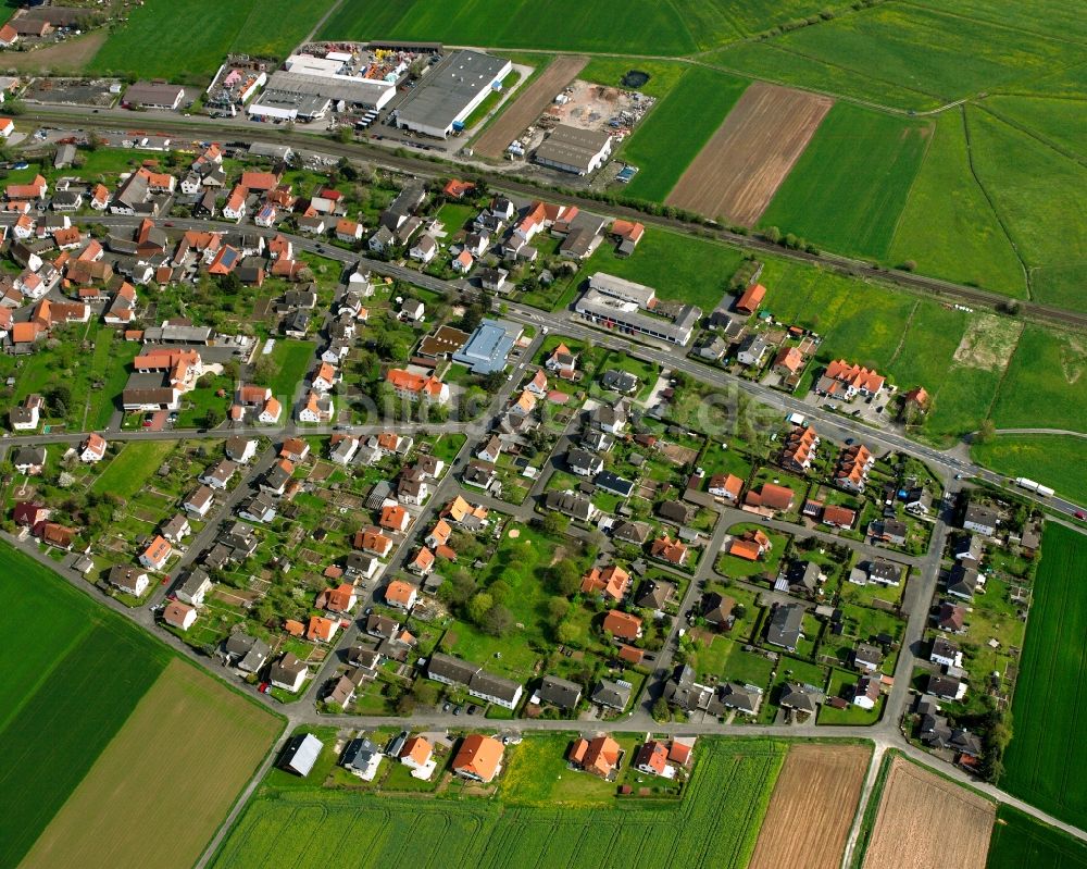 Luftaufnahme Asbach - Ortsansicht am Rande von landwirtschaftlichen Feldern in Asbach im Bundesland Hessen, Deutschland