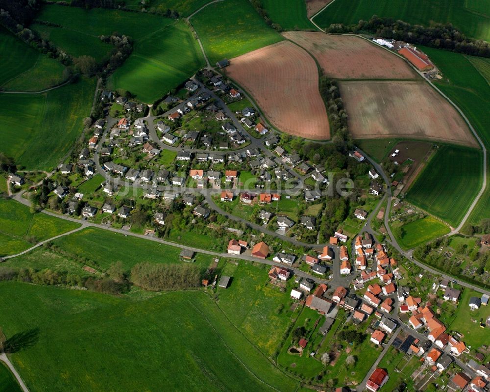 Asbach von oben - Ortsansicht am Rande von landwirtschaftlichen Feldern in Asbach im Bundesland Hessen, Deutschland