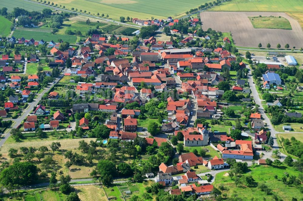 Aspenstedt aus der Vogelperspektive: Ortsansicht am Rande von landwirtschaftlichen Feldern in Aspenstedt im Bundesland Sachsen-Anhalt, Deutschland