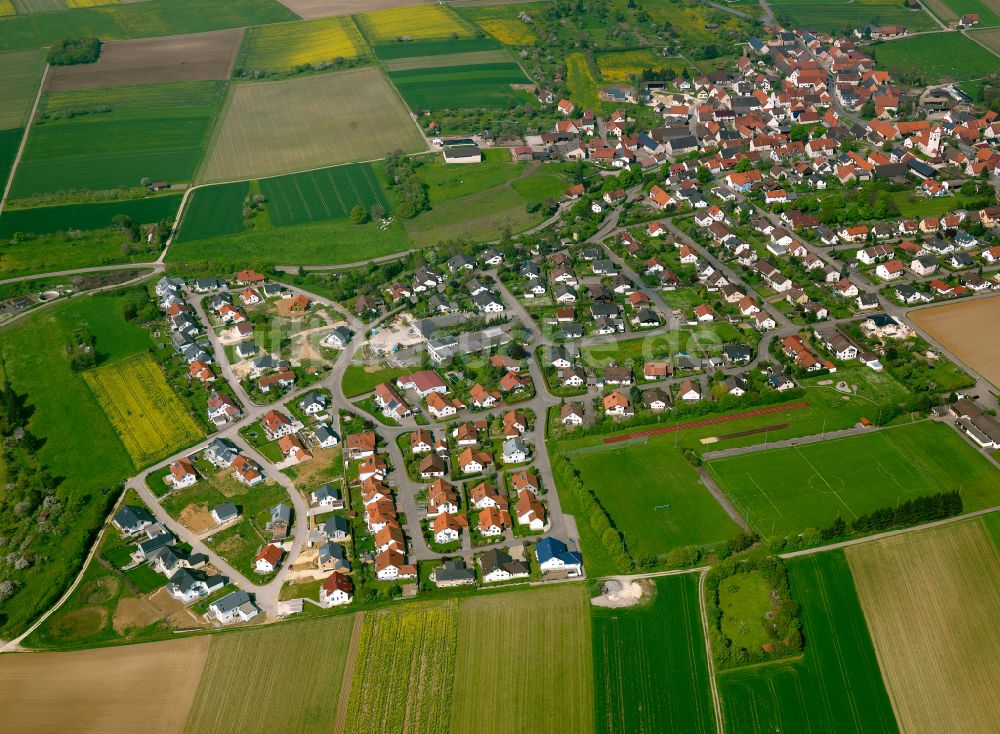 Luftbild Asselfingen - Ortsansicht am Rande von landwirtschaftlichen Feldern in Asselfingen im Bundesland Baden-Württemberg, Deutschland