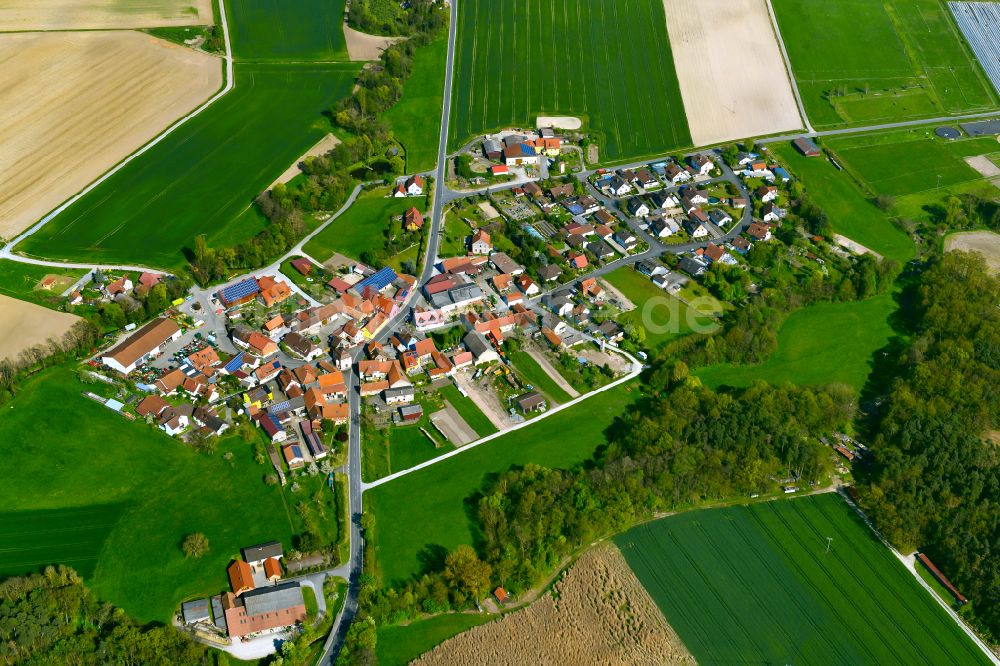 Atzhausen aus der Vogelperspektive: Ortsansicht am Rande von landwirtschaftlichen Feldern in Atzhausen im Bundesland Bayern, Deutschland