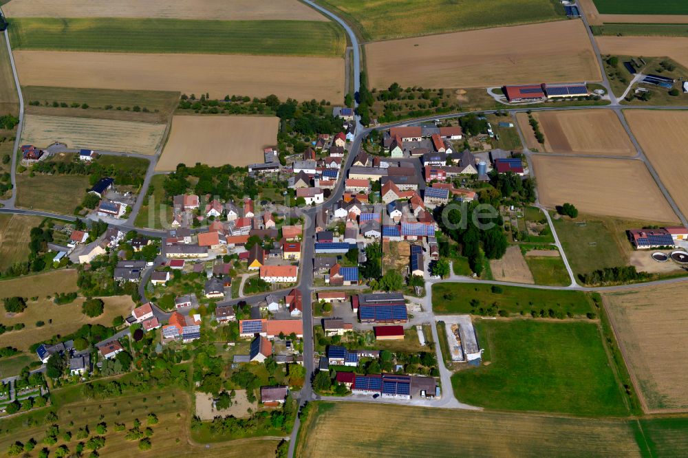 Luftaufnahme Aufstetten - Ortsansicht am Rande von landwirtschaftlichen Feldern in Aufstetten im Bundesland Bayern, Deutschland